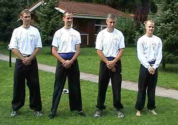 Alle Prüflinge in Pelzerhaken 2003, Stefan, Jens, und die beiden heutigen Si Hings Jan und Lars