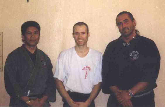 GM Al Dacascos und Si Gung Hubert Wolf mit seinem ersten Schwarzgurt Si Hing Marvin Sadrinna im Jahr 1998